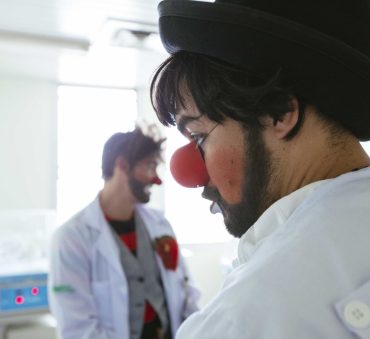 Dois palhaços, uma senhora e uma chalana